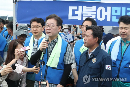 이재명 더불어민주당 대표가 25일 오전 충남 부여군 부여읍 일대 침수 피해 농가를 찾아 농민들을 위로하고 있다.<연합뉴스>